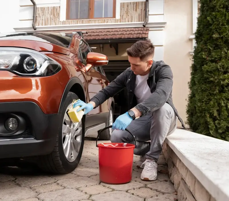 Lavage auto à domicile Aibre : professionnel intervenant sur un véhicule